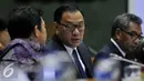 Agus Martowardojo berbincang saat mengikuti RDP dengan Komisi XI DPR, Jakarta, Senin (25/4). RDP untuk meminta masukan dari BI, OJK dan BKPM terkait RUU Pengampunan Pajak (Tax Amnesty) yang masuk dalam RUU Prolegnas. (Liputan6.com/Johan Tallo)