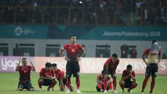 Pemain Indonesia tampak kecewa usai ditaklukkan Uni Emirat Arab (UEA) pada laga Asian Games di Stadion Wibawa Mukti, Jawa Barat, Jumat (24/8/2018). (Bola.com/Vitalis Yogi Trisna)