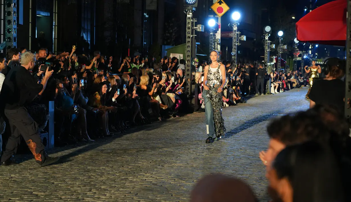 Gigi Hadid berjalan di runway untuk VOGUE World: New York selama New York Fashion Week 2022 di New York City (12/9/2022). Diketahui Gigi tengah digosipkan dengan Leonardo DiCaprio ia menghabiskan waktu bersama di New York Fashion Week. |(Sean Zanni/Getty Images for Vogue/AFP)