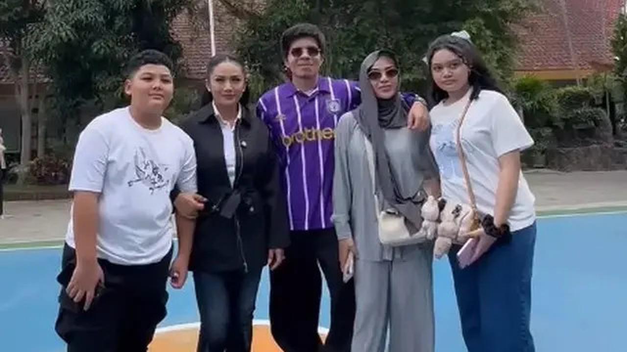 Gaya Healing Krisdayanti Bersama Keluarga Sebelum Pilkada Malang 2024, Konsisten Tampil Stylish dengan Barang Branded