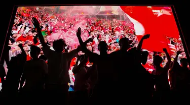 Pendukung Turki merayakan kemenangan setelah menyaksikan pertandingan babak 16 besar melawan Austria di Euro 2024 yang dimainkan di Leipzig, Jerman, Selasa, 2 Juli 2024 atau Rabu 7 Juli 2024 dini hari WIB, di distrik Beyoglu, Istanbul. (AP Photo/Khalil Hamra)