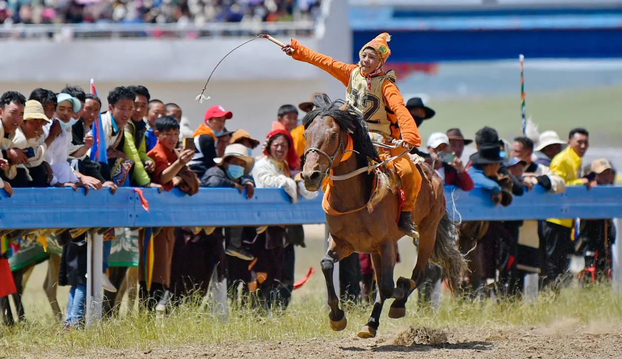 Joki muda Po Karyu bertanding dalam babak final balap kuda 8 kilometer yang digelar di festival balap kuda tradisional di Nagqu, Daerah Otonom Tibet, China, 12 Agustus 2020. Po Karyu, seorang joki berusia 13 tahun dari Wilayah Nyainrong, akhirnya keluar sebagai juara di babak final. (Xinhua/Zhang Ru