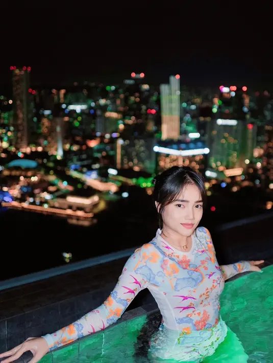 Diketahui, baju renang yang dikenakan Fuji tersebut berasal dari brand Vilebrequin. [@fuji_an]