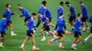 Para pemain Inter Milan melakukan pemanasan selama sesi latihan di Stadion Wankdorf, Bern pada 22 Oktober 2024. (Fabrice COFFRINI/AFP)