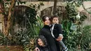 Tasya Farasya bersama kedua anaknya perlihatkan gaya khas sultan Arab dengan outfit serba hitam [@tasyafarasya]