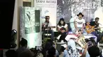 Aksi personil band Slank saat pembukaan pameran foto dan peluncuran buku "Tanpa Batas" bersama #KLYLOUNGE di Jakarta, Jumat (14/12). Fotografer Tjandra Moh Amin meluncurkan buku Tanpa Batas Slank. (Liputan6.com/Herman Zakharia)