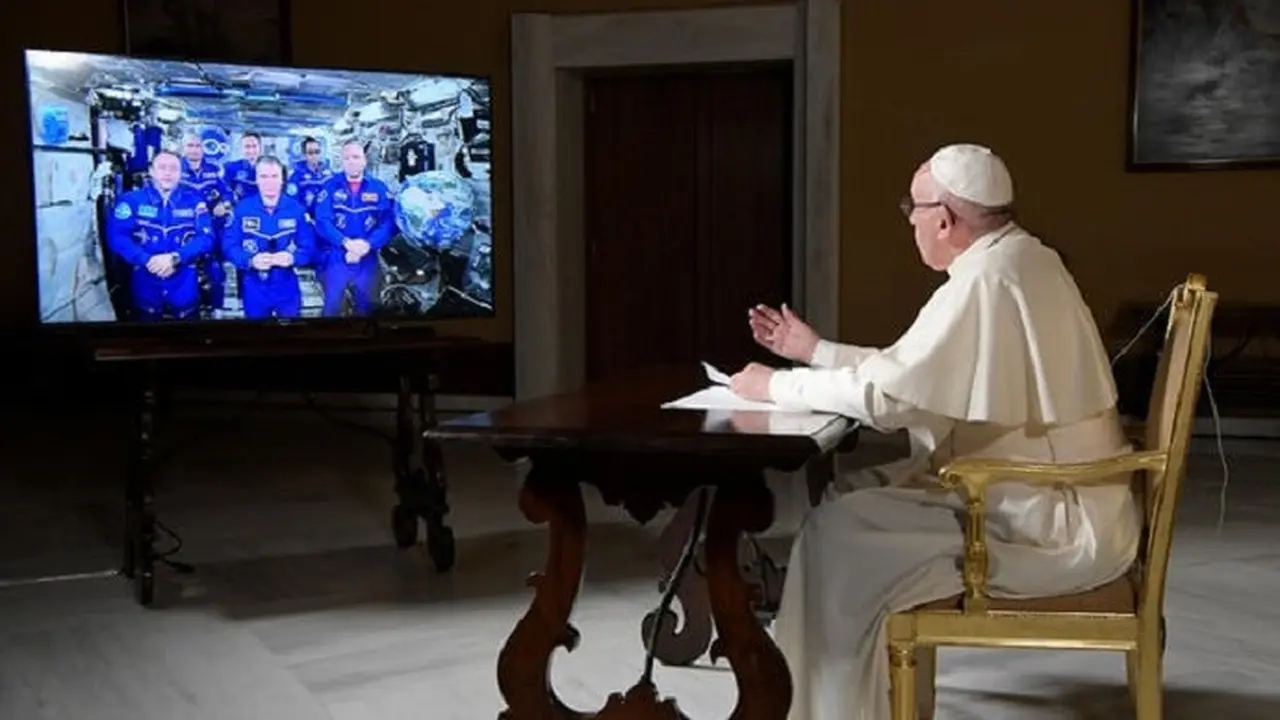 Paus Fransiskus saat berbincang dengan enam astronaut yang menghuni ISS