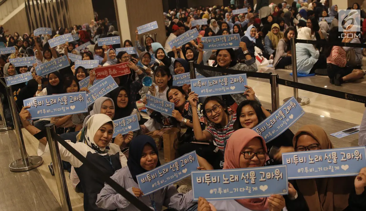 Para fans BTOB saat mengantri untuk menyaksikan konser BTOB  di Jakarta, Jumat (21/09). Boy Band Korea Selatan tersebut menghibur para fans yang berada di Indonesia.(Liputan6.com/ Herman Zakharia)