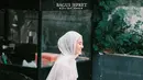 Beda dengan biasanya, kali ini Aaliyah Massaid tampil anggun dalam balutan pakaian serba putih, dari gamis hingga hijab pashmina. [instagram/aaliyah.massaid]