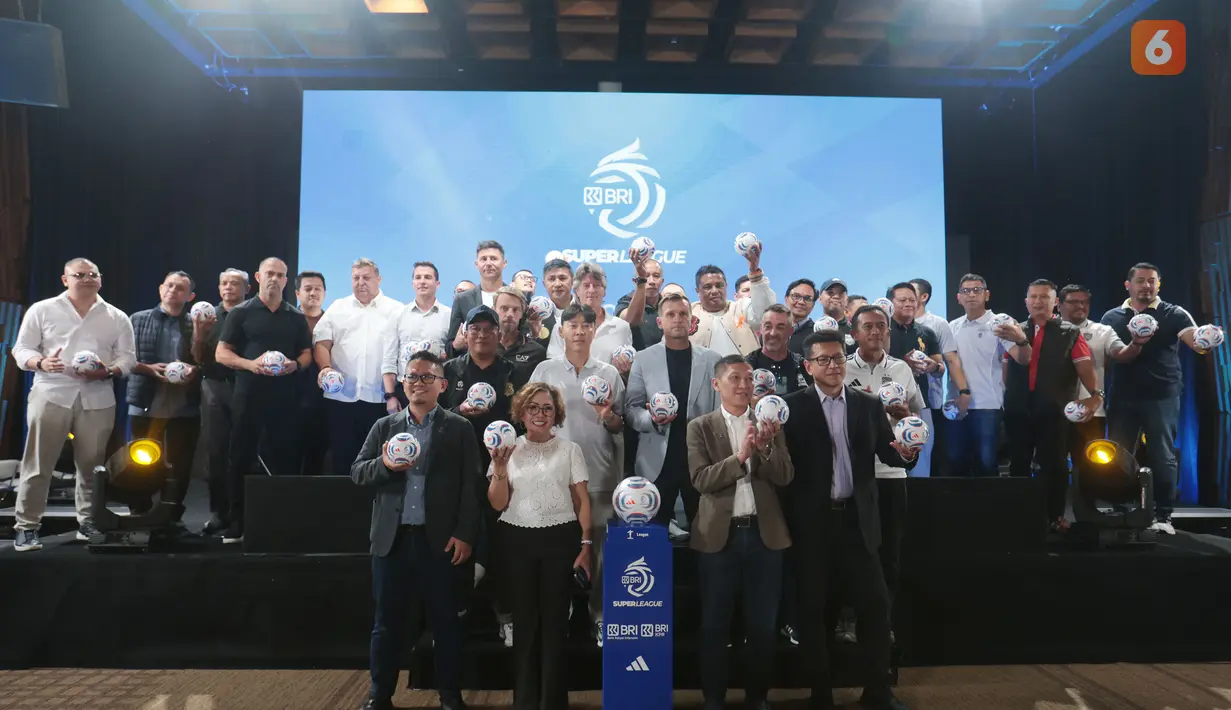 Para pelatih berfoto bersama dalam peluncuran BRI Super League 2026/2027 yang dihadiri Ketua Umum PSSI Erick Thohir, Direktur Utama PT Bank Rakyat Indonesia (Persero) Tbk (BRI) Hery Gunardi, Direktur Utama I.League Ferry Paulus, dan Director of Emtek Media Harsiwi Ahmad di SCTV Tower, Jakarta, Selasa (1/9/2026). (KLY/Budy Santoso)