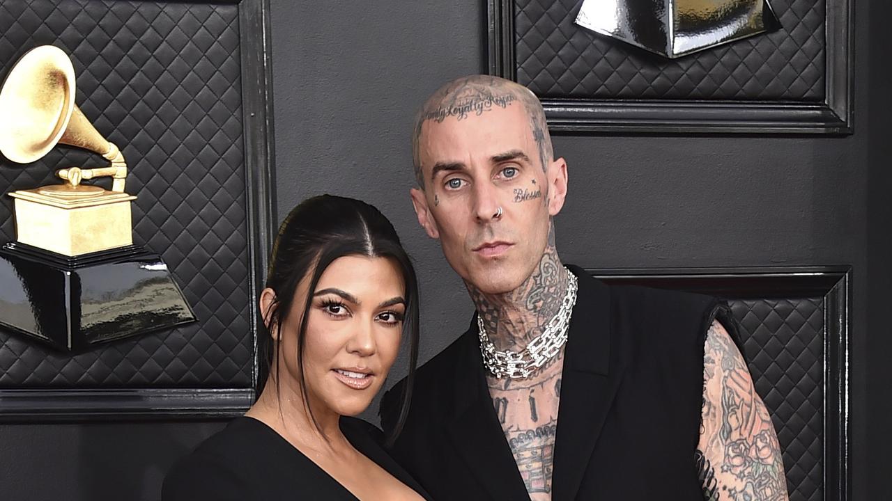 Kourtney Kardashian dan Travis Barker Blink-182  di Grammy Awards 2022. (Jordan Strauss/Invision/AP)