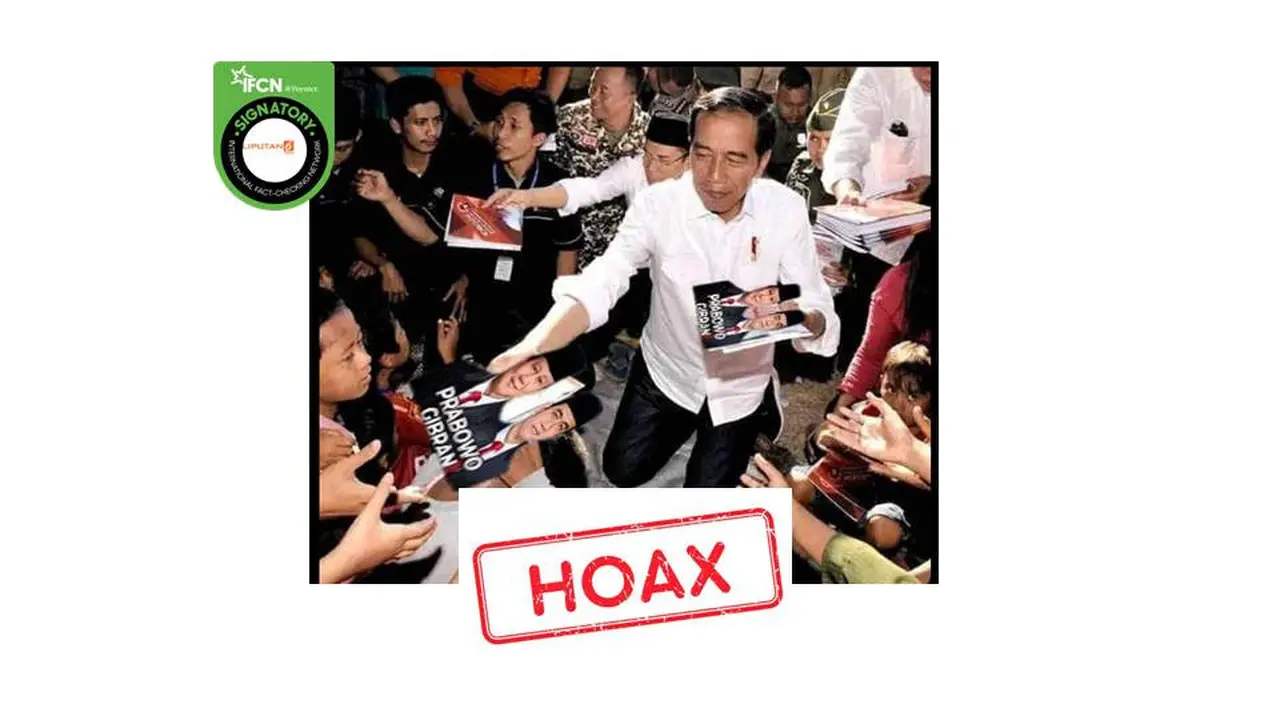 Cek Fakta foto Presiden Jokowi bagikan buku bersampul Prabowo - Gibran