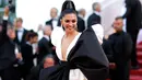 Aktris Bollywood, Deepika Padukone berpose ketika tiba untuk pemutaran film "Rocketman" di karpet merah Festival Film Cannes 2019 di Prancis pada Kamis (16/5/2019). Deepika Padukone tampil dalam balutan gaun krem dengan pita yang sangat besar. (REUTERS/Stephane Mahe)