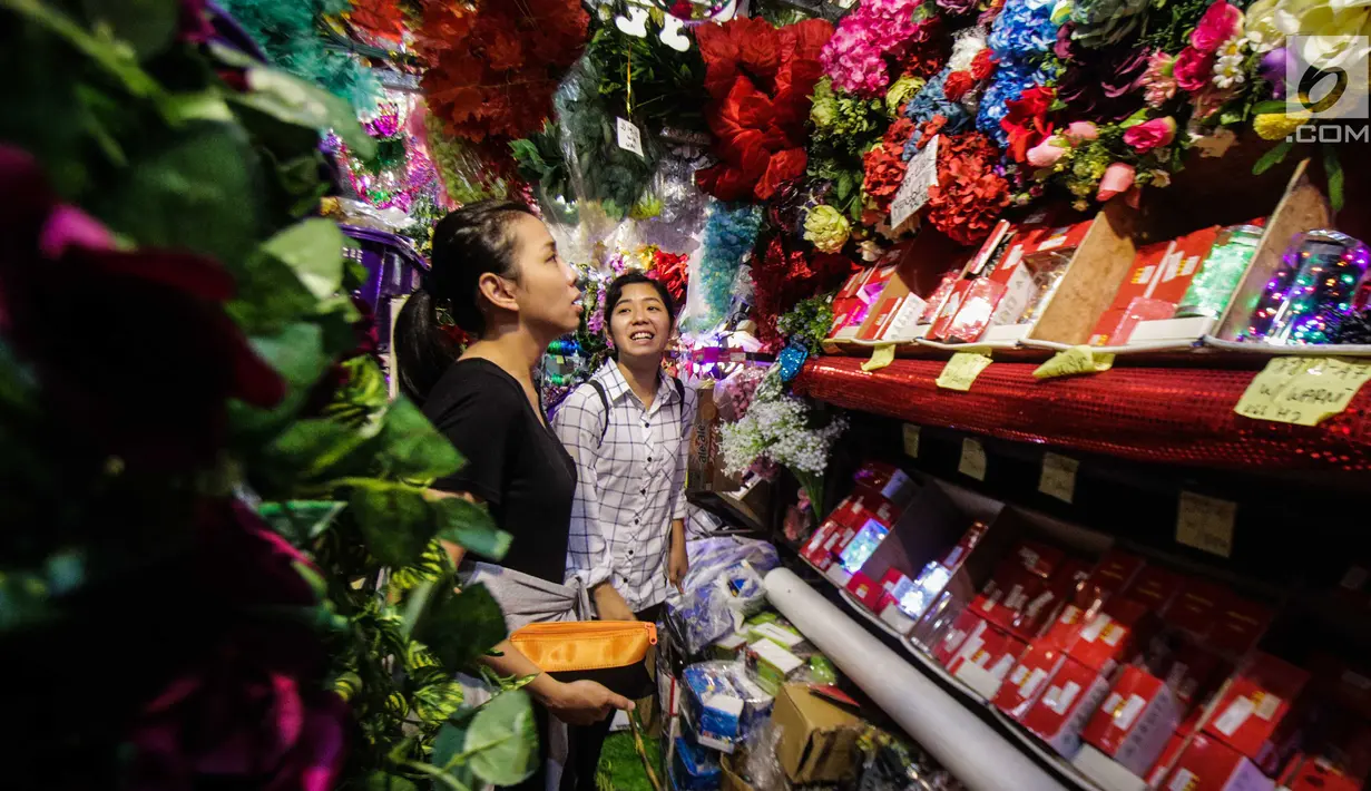 Calon pembeli melihat pernak-pernik Natal di kawasan Pasar Asemka, Jakarta, Selasa (12/12). Berbagai pernak-pernik Natal untuk hiasan pohon dan rumah dijual dengan harga Rp 100 ribu - Rp 10 juta tergantung model dan variasi. (Liputan6.com/Faizal Fanani)