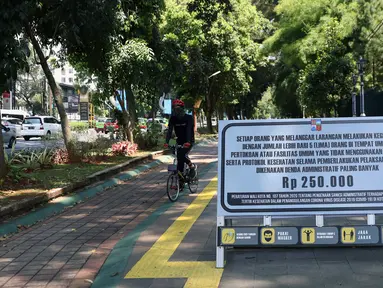 Pesepeda melintasi pedestrian seputaran Istana dan Kebun Raya Bogor, Jawa Barat, Sabtu (19/9/2020). Sebagai upaya pencegahan penularan COVID-19, Pemkot Bogor menutup sementara pedestrian seputaran Istana dan Kebun Raya Bogor pada Sabtu dan Minggu di masa PSBMK. (Liputan6.com/Helmi Fithriansyah)
