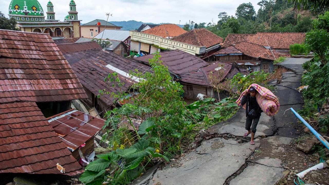 FOTO: Ribuan Warga Padasari Mengungsi Akibat Tanah Bergerak