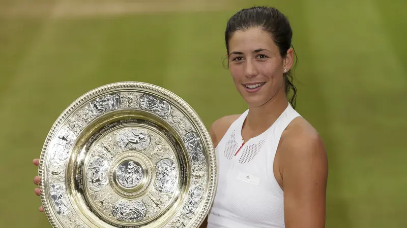 Petenis Spanyol, Garbine Muguruza, mengangkat trofi Wimbledon 2017. Dia mengalahkan Venus Williams 7-5, 6-0, pada final, Sabtu (15/7/2017). 