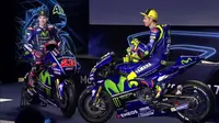 Valentino Rossi dan Maverick Vinales saat meluncurkan motor Yamaha YZR M1 yang akan dipakai pada MotoGP 2017 di Madrid, Spanyol, Kamis (19/1/2017). (Twitter/Motorsport)