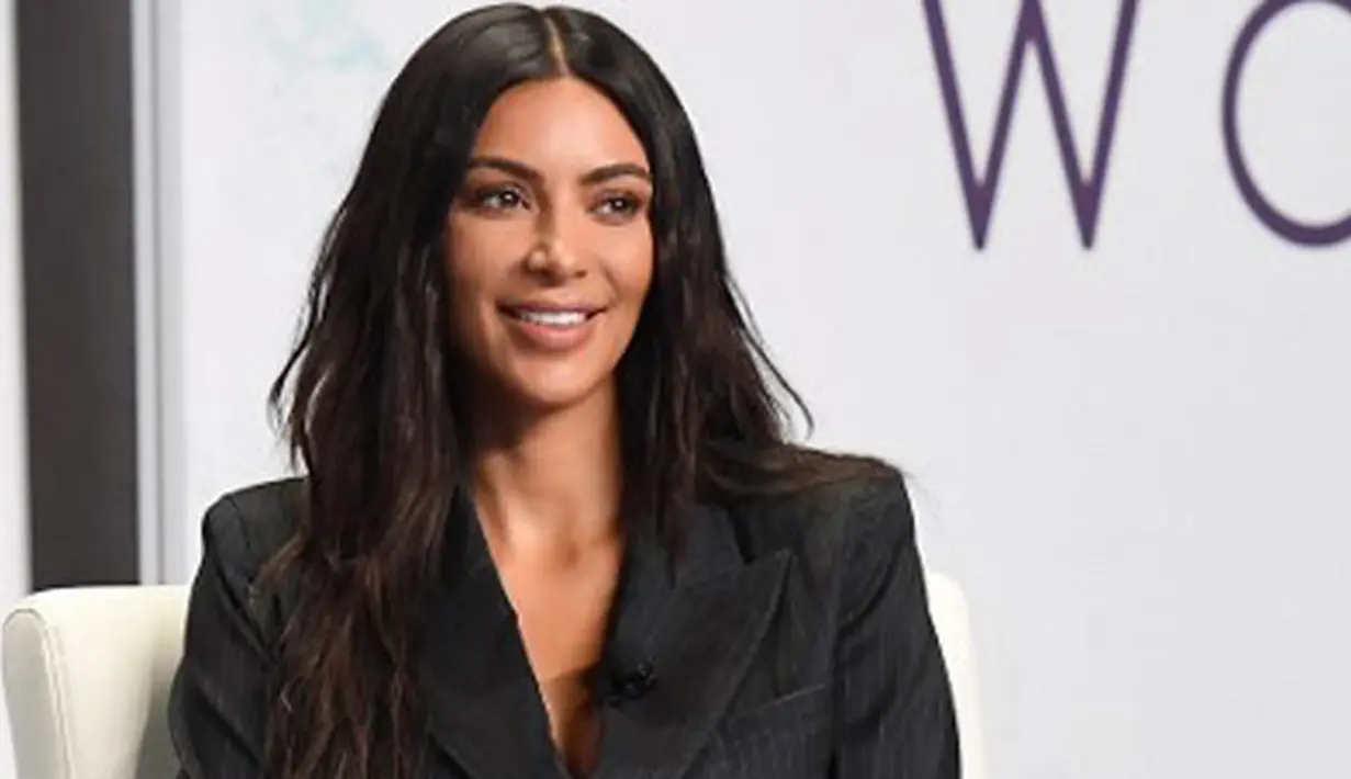 Hubungan Kim Kardashian dan ayah tirinya, Caitlyn Jenner belakangan ini memang sedang tersorot publik. Kim nampaknya semakin tak merespon apapun soal ayah tirinya yang melakukan transgender itu. (AFP/Bintang.com)