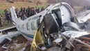 Kondisi pesawat kecil milik Kasthamandap Airlines yang jatuh di wilayah pegunungan bagian barat Nepal, Jumat (26/2). Dua orang tewas dan 9 lainnya terluka saat pesawat tersebut berusaha mendarat di dekat desa Tilkha. (REUTERS/Kamal Bahadur Shahi)