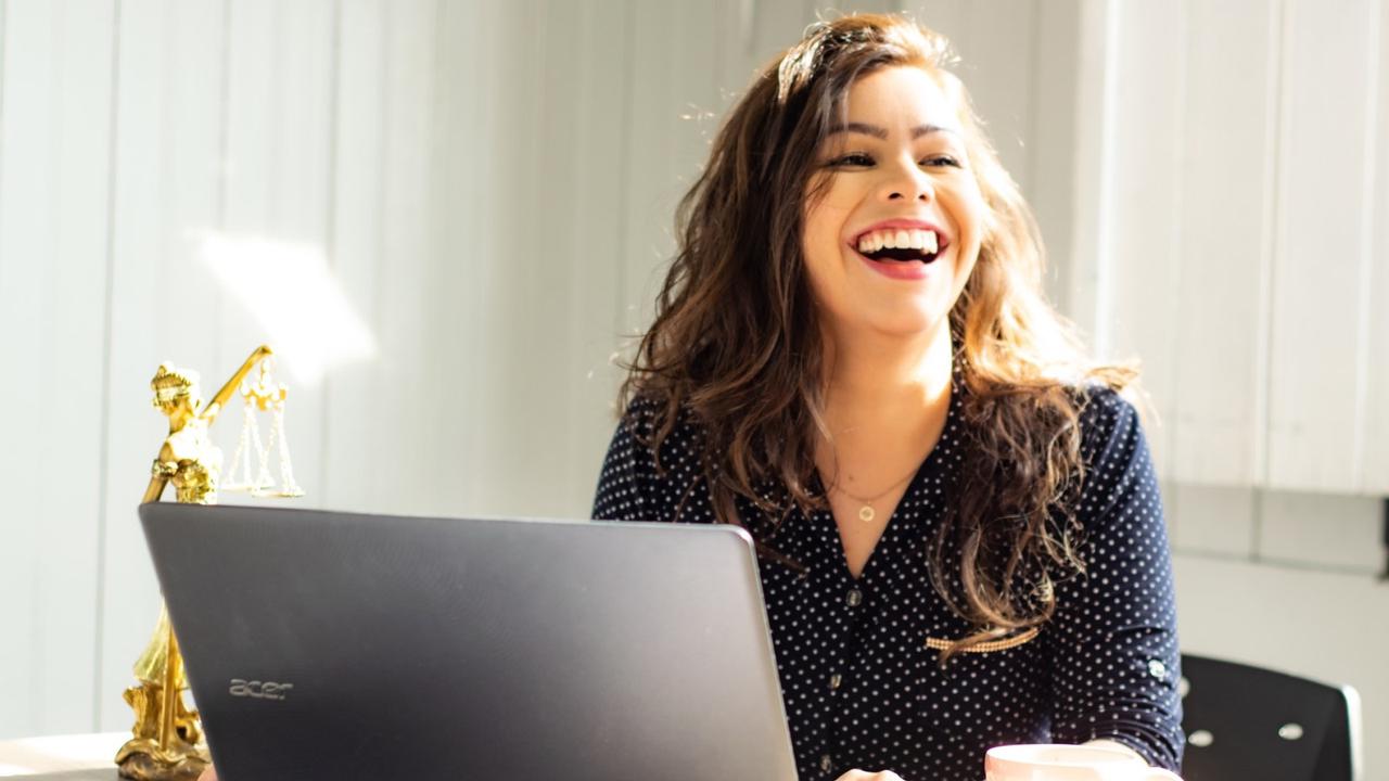 Ilustrasi bekerja, percaya diri, bahagia, tertawa