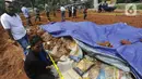 Warga menunjukkan beras diduga bansos presiden di kawasan Kampung Serab, Sukmajaya, Depok, Jawa Barat, Rabu (3/8/022). Mabes Polri menyatakan, kasus beras bansos dikubur di Depok masih diselidiki. (merdeka.com/Arie Basuki)