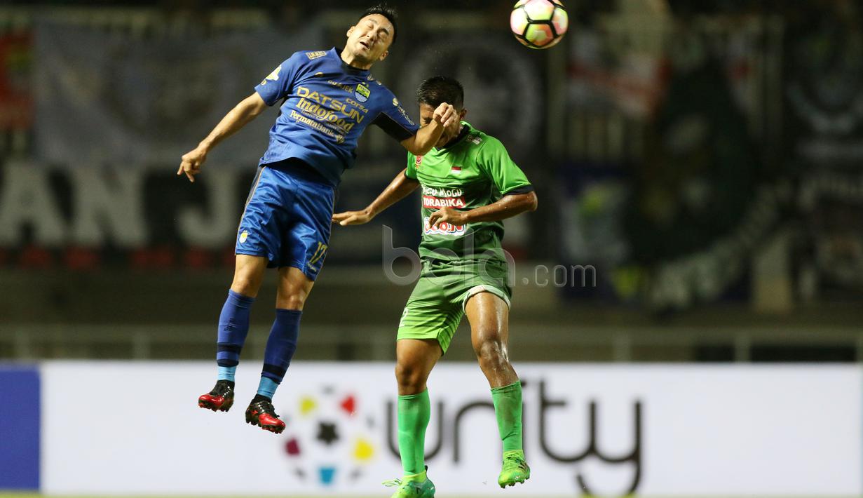 Pemain Persib Bandung, Shohei Matsunaga berduel dengan pemain PS TNI, Ganjar Mukti pada lanjutan Liga 1 2017 di Stadion Pakansari, Bogor, Sabtu (22/4/2017). PS TNI bermain imbang 2-2. (Bola.com/Nicklas Hanoatubun)