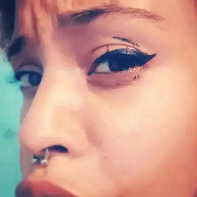 6 Potret Apes Pakai Eyeliner Ini Sering Dialami Cewek, Harus Sabar Kalau Dandan