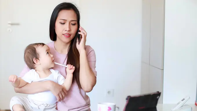 main ponsel saat bersama bayi