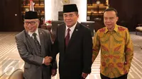 Ketua DPR Ade Komaruddin (kiri) berjabat tangan dengan Ketua MKD Surahman Hidayat usai pertemuan di ruangan Pimpinan DPR, Jakarta, Senin (2/1). Pertemuan membahas rencana menyusun Undang Undang Etika pada lembaga perwakilan. (Liputan6.com/Angga Yuniar)
