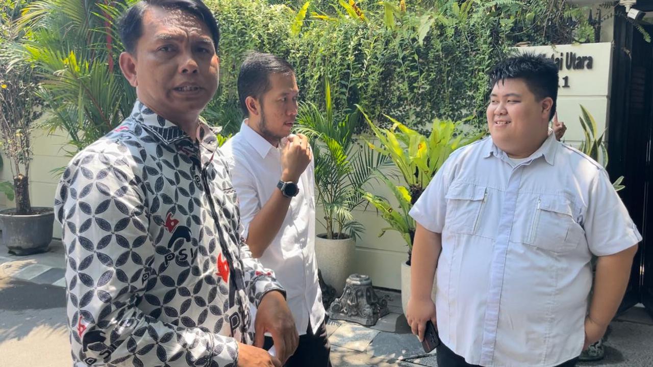Rencana itu diungkap Ketua DPW PSI Jawa Tengah, Antonius Yogo Prabowo usai bertemu Jokowi di kediamannya Jalan Kutai Utara, Sumber, Solo, Selasa (1/9). (merdeka.com/arie sunaryo).