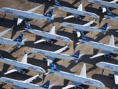 Pesawat komersial jetBlue yang dinonaktifkan dan ditangguhkan terlihat disimpan di Pinal Airpark, Marana, Arizona, Amerika Serikat, 16 Mei 2020. Pinal Airpark adalah fasilitas penyimpanan pesawat komersial terbesar di dunia. (Christian Petersen/Getty Images/AFP)