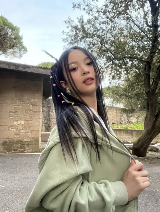 Dengan pesona tersebut ia pun cocok menjadi visual dan dancer di grupnya. [Twitter]