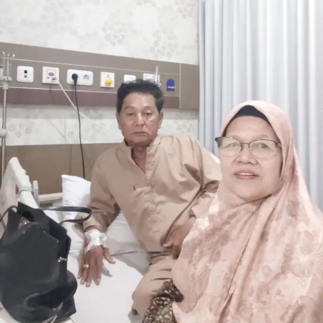 6 Potret Kondisi Ayah Rizky Billar Usai Operasi, Dijenguk Besan dan Menantu
