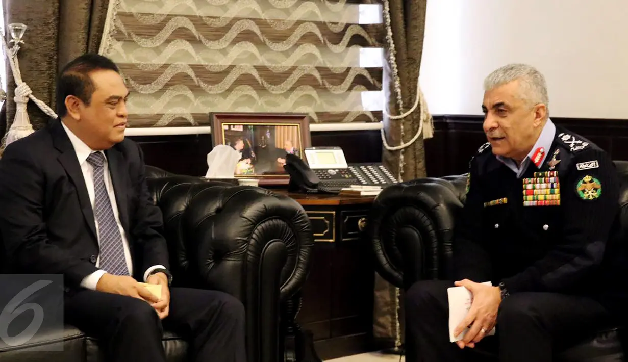 Wakapolri Komjen Pol Syafruddin berbincang dengan Kepala Public Security Departement (PSD) Kerajaan Jordania Mayor Jenderal Ahmad Sarhan Al Faqih saat kunjungan kerja di Jordania, Rabu (18/1). (Liputan6.com)
