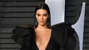 Model Kendall Jenner berpose setibanya pada acara Vanity Fair Oscar Party 2018 di Beverly Hills, California, Minggu (4/3). Kendall Jenner muncul dengan mengenakan plunging mini dress yang punya detail ruffle di bagian lengan. (Evan Agostini/Invision/AP)