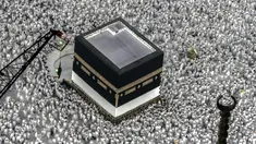 Jemaah haji mengelilingi Ka'bah, bangunan berbentuk kubus di Masjidil Haram, saat melaksanakan ibadah haji di Makkah, Arab Saudi, Kamis, 22 Juni 2023. (AP Photo/Amr Nabil)
