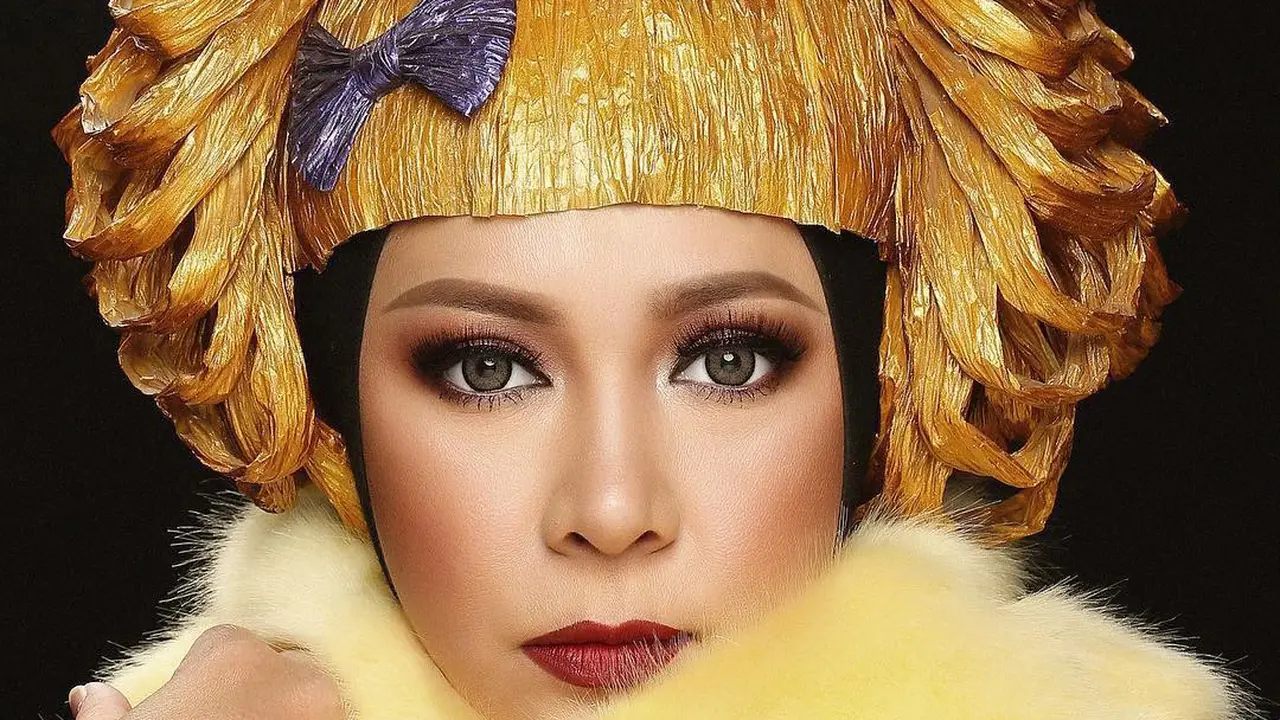 Fashion Item Melly Goeslaw dari Bahan Tak Biasa (sumber: Instagram.com/melly_goeslaw)