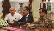 Presiden Joko Widodo (Jokowi) bertemu CEO Bukalapak, Achmad Zaky di Istana Merdeka, Sabtu (16/2). Turut mendampingi Jokowi dalam pertemuan itu Sekretaris Kabinet Pramono Anung dan Koordinator Staf Khusus Presiden Teten Masduki. (Liputan6.com/Angga Yuniar)