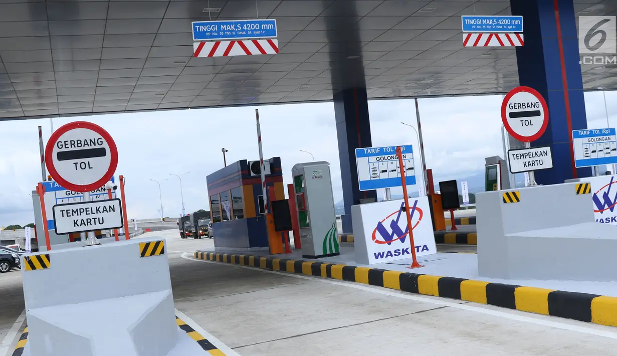Kondisi gerbang tol Cigombong I di Cigombong, Kab Bogor, Jawa Barat, usai diresmikan, Sabtu (1/12). Tol Ciawi-Sukabumi memiliki total panjang 54 Km dibagi menjadi empat seksi, antara lain Seksi I Ciawi-Cigombong 15,3 km. (Liputan6.com/Helmi Fithriansyah)