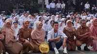 Kiper Timnas Indonesia U-19 Fitrah Maulana berpose bersama para guru bersama seluruh siswa SMAN 4 Bandung usai acara penyambutan. (Ist/Achmad Yani)