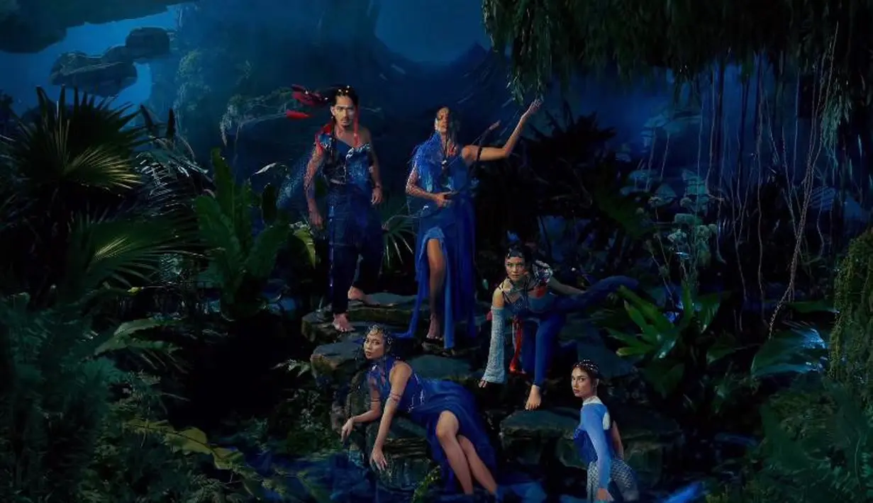 Diabadikan fotografer Yessica Riany, para artis yang terlibat tampil memukau dengan kostum dan riasan maksimal ciri khas Avatar.