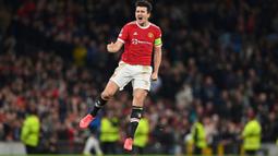 Pemain Manchester United, Harry Maguire merayakan gol kedua timnya ke gawang Atalanta pada laga Grup F Liga Champions 2021/2022 di Old Trafford, Manchester, Inggris, 20 Oktober 2021 waktu setempat. Maguire keluar sebagai salah satu penentu kemenangan dan pembalik keadaan pada laga ini dengan mencetak gol penyeimbang 2-2. (AFP/Paul Ellis)