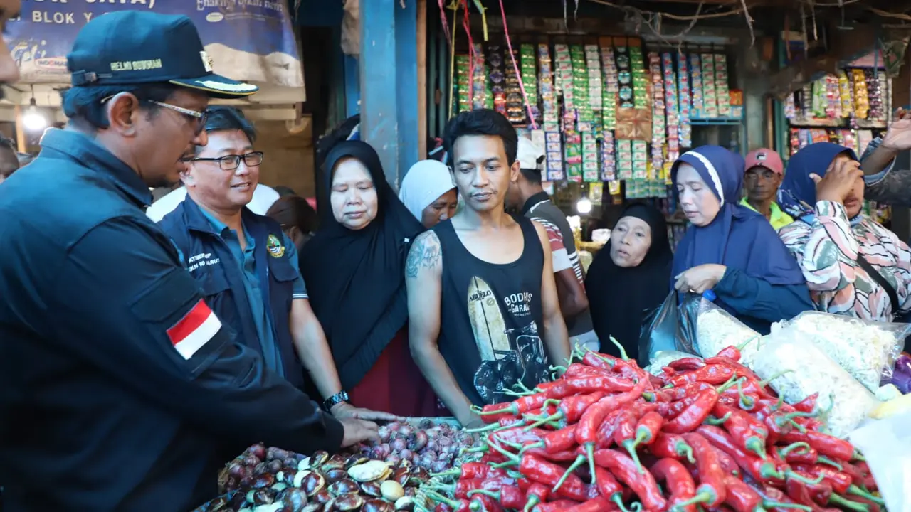 Wabup Garut Helmi Budiman dalam inspeksi sejumlah harga sembako di pekan pertama Ramadan 1444 H di pasar Induk Ciawitali Garut, Jawa Barat. (Liputan6.com/Jayadi Supriadin)