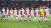 Pemain Timnas Indonesia&nbsp;menyanyikan lagu kebangsaan Indonesia Raya pada laga lanjutan putaran ketiga Grup C Kualifikasi Piala Dunia 2026 melawan Arab Saudi di Stadion Utama Gelora Bung Karno (SUGBK), Senayan, Jakarta, Selasa (19/11/2024). (Bola.com/Abdul Aziz)