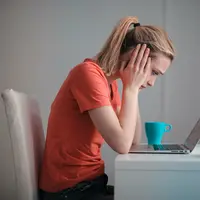 Melakukan bungee jumping dapat melepas rasa stres dan khawatir dengan cepat. (Foto: Pexels.com/Andrea Piacquadio)