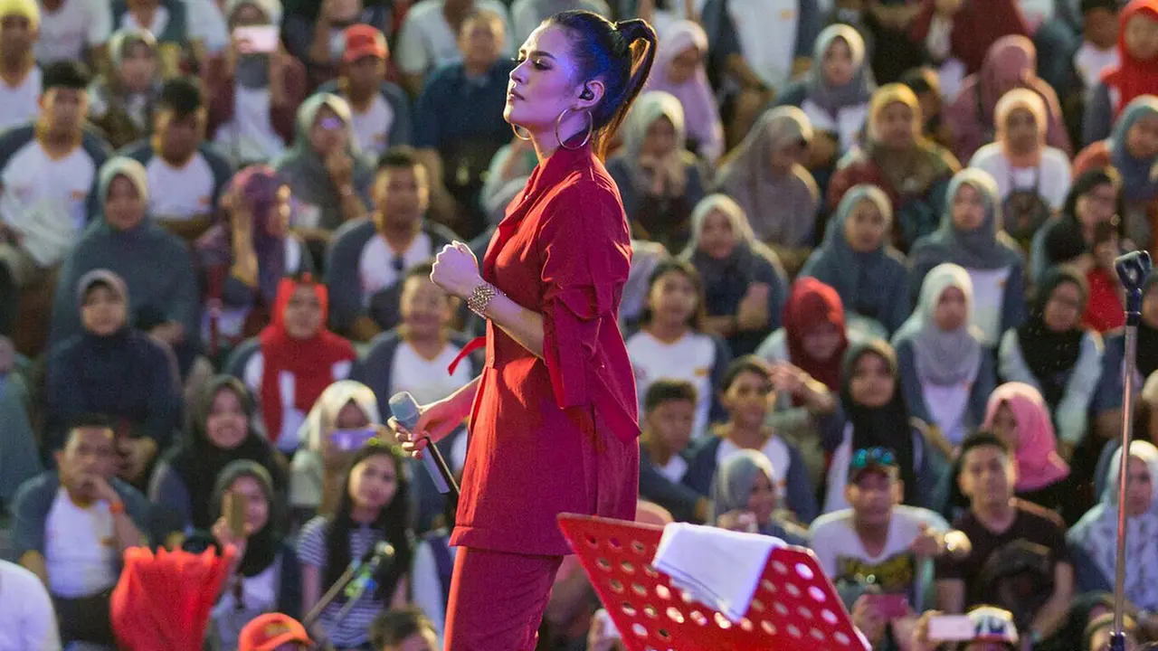 [Bintang] Merinding Dramatis, 5 Gaya Raisa Pakai Outfit Merah Menyala