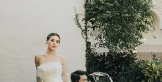 Hadir dengan gala retro glam, pesona aaliyah Massaid dan Thariq Halilintar begitu memikat. [Foto: Instagram/ Aaliyah Massaid]