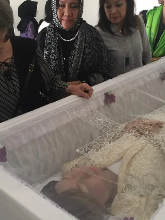 Di samping peti jenazah, para pelayat pun bergantian mendampingi dan ingin melihat Yana untuk yang terakhir kalinya. Termasuk dua putri Yana yang tak henti menangis namun tetap berusaha untuk kuat. (Fathan Rangkuti/Bintang.com)