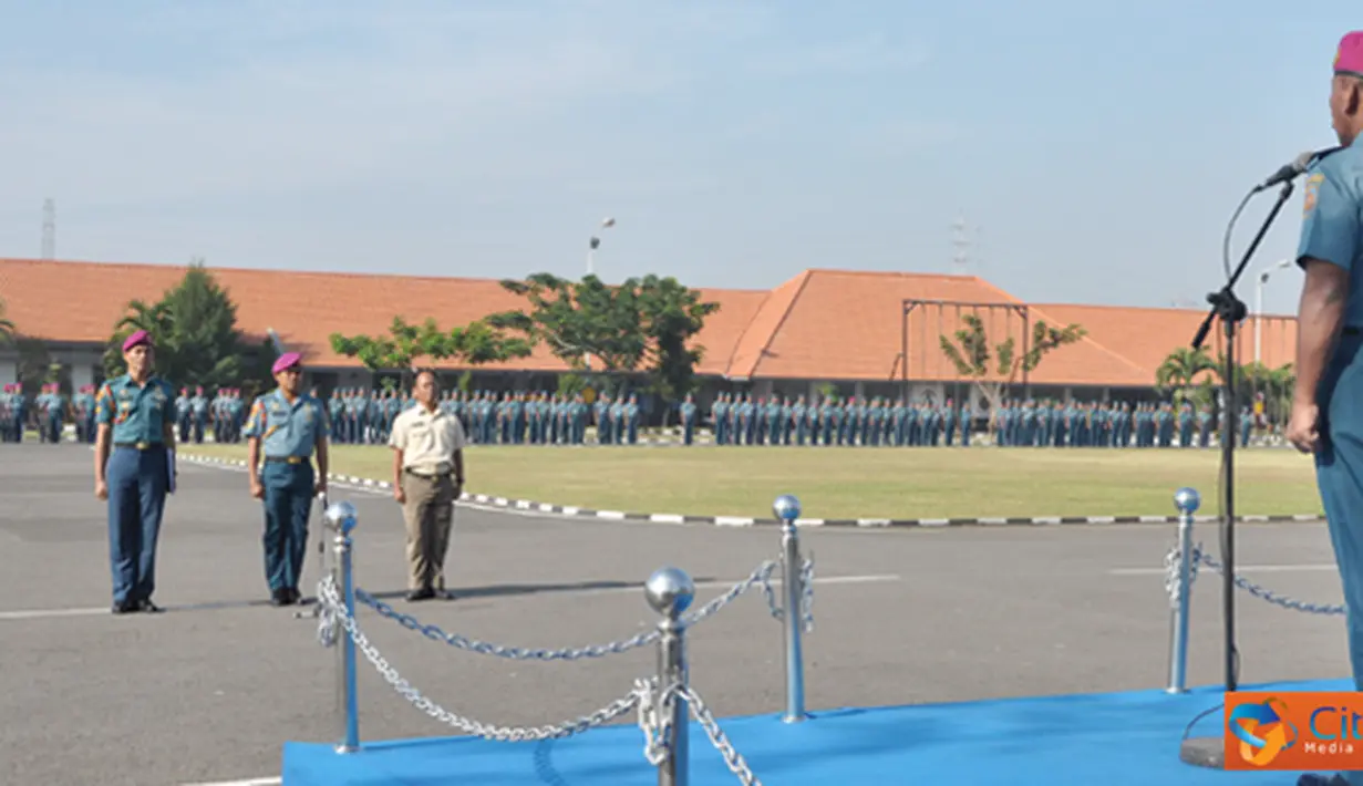 Citizen6, Surabaya: Ribuan prajurit, Pegawai Negeri Sipil dan prajurit siswa Kobangdikal mengikuti upacara tujuh belasan Juli 2012 yang digelar di Lapangan Laut Maluku, Bumimoro, Surabaya, Selasa (17/7). (Pengirim: Penkobangdikal)